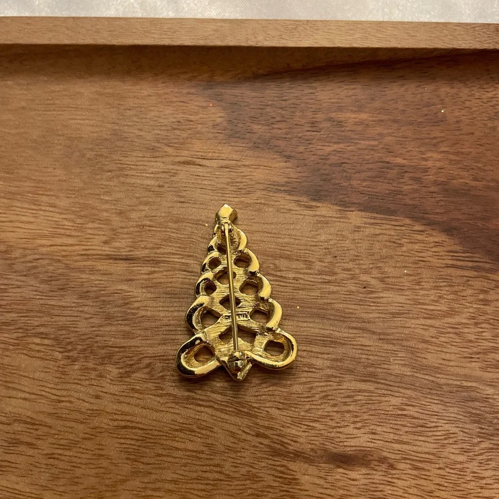 Vintage Avon Christmas‎ Tree Pin Brooch Gold Tone Rhinestone Woven Braid Festive